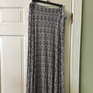 Chelsea & Theodore || Black & Cream Maxi Skirt || Size XL || NWT || 95% Rayon